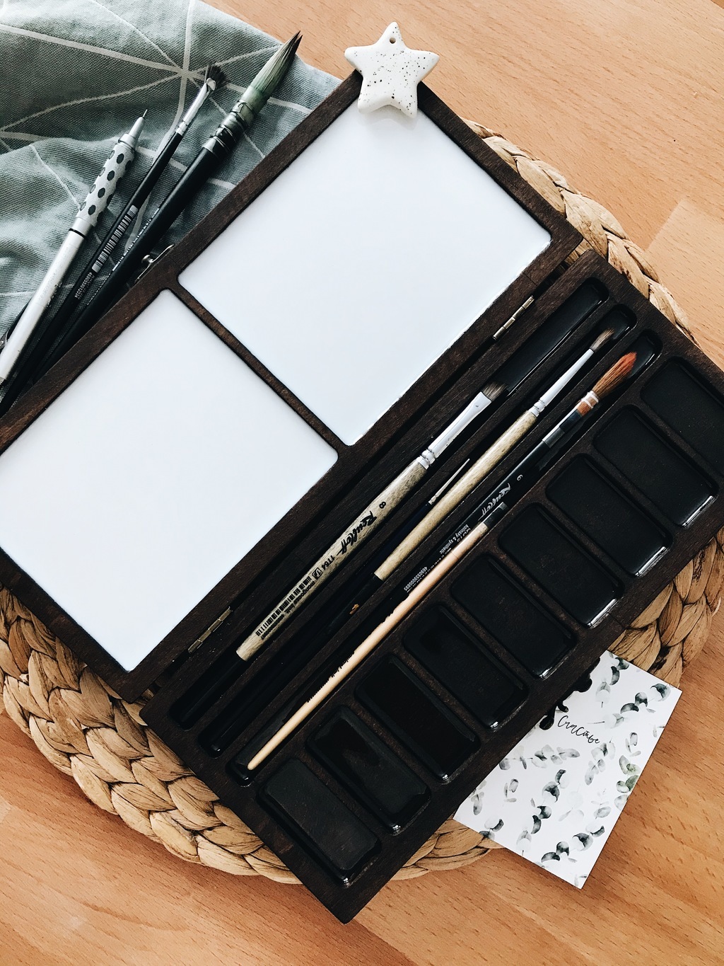 Средняя палитра для красок и кисточек