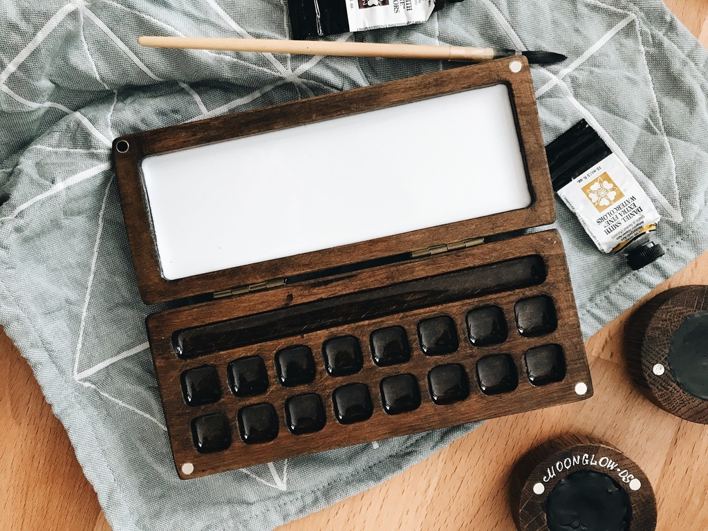 Походная палитра на 16 цветов и отсеком под кисть