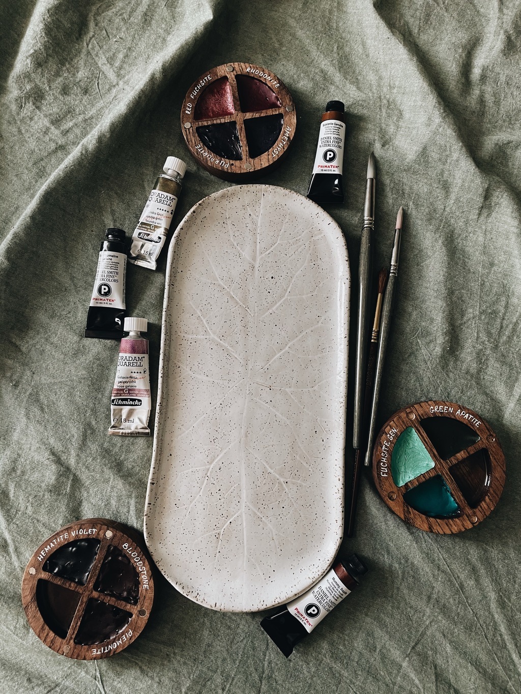 Студийная керамическая палитра с отпечатком растения