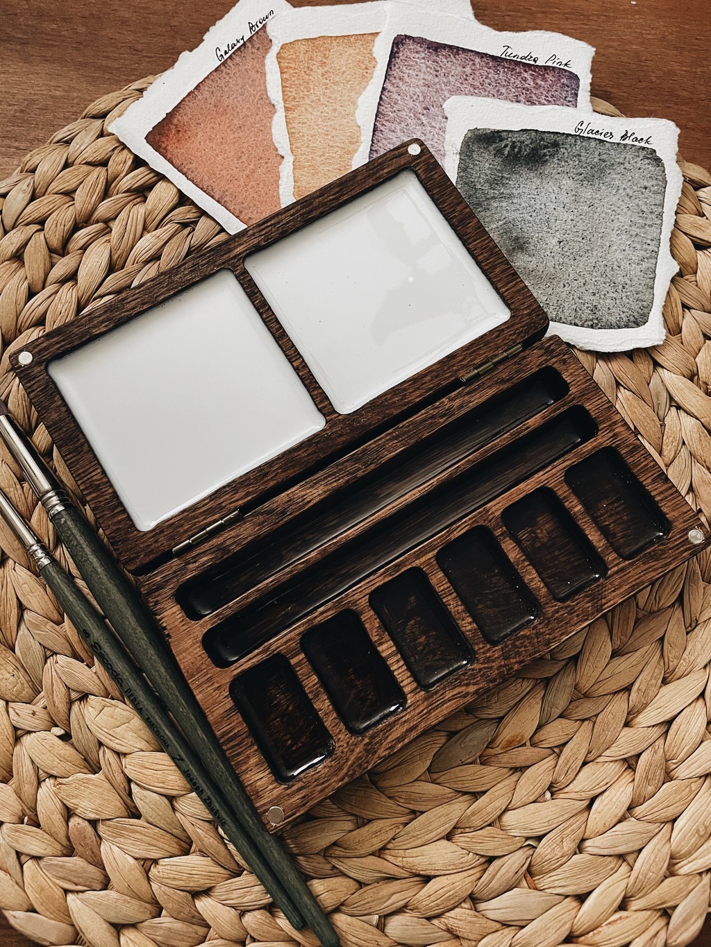 Дорожная палитра с 6 ячейками и 2 отсеками под кисти