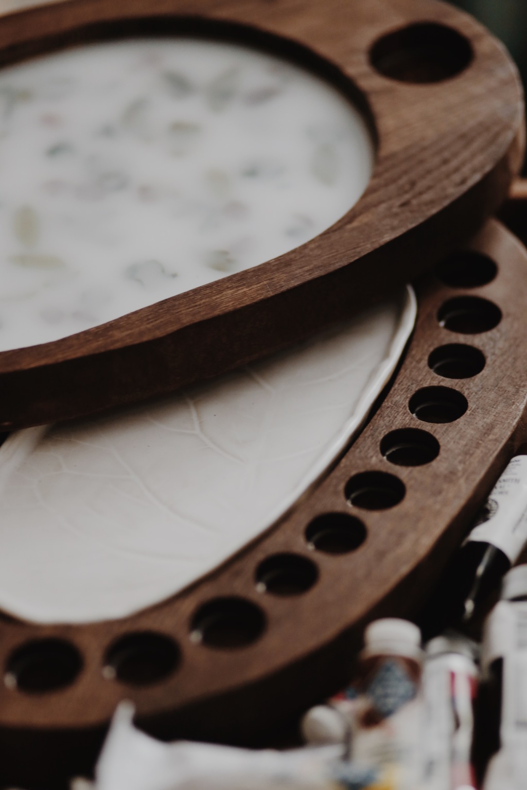 Деревянная палитра с керамической вставкой