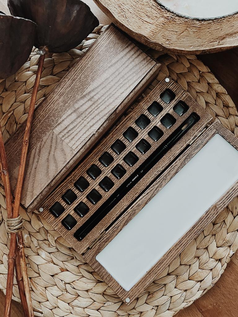 Походная палитра на 20 ячеек и с местом под кисть