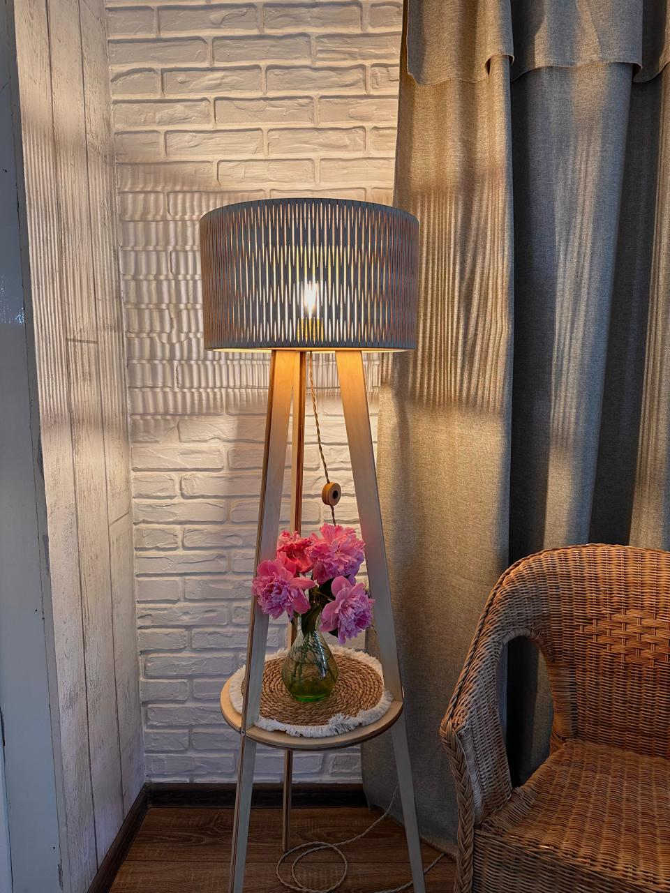 Торшер  из дерева "Sputnik" с полочкой