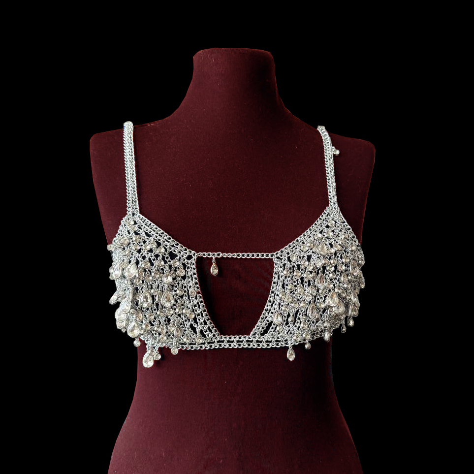 Топ Nevoda из кольчужного плетения с россыпью страз, как капли росы на утреннем свете.