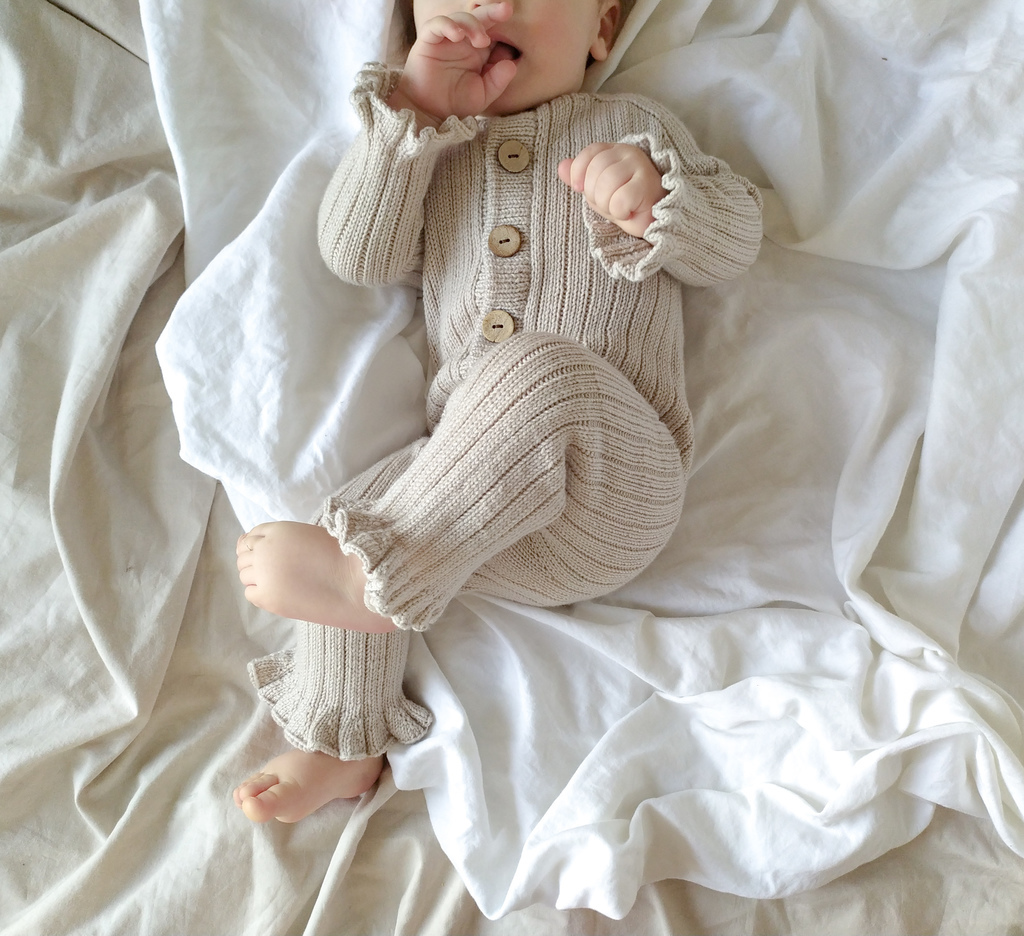 Описание "Комбинезон в рубчик с оборкой"