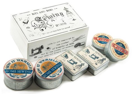 Набор жестяных коробочек для  мелкой фурнитуры в дерявянной шкатулке с надписями, 6 + 1 шт