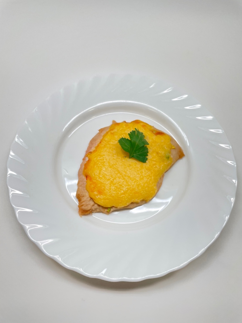 Свинина с овощами под сыром