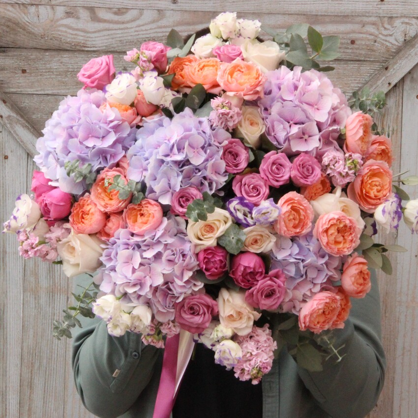 букет гортензии пионовидные розы