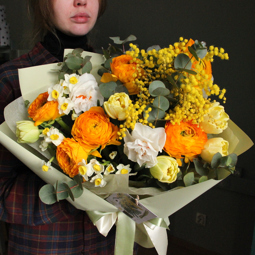 цветы букет мимоза ранункулюсы