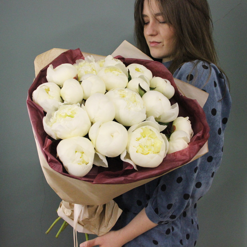 пионы белые букет