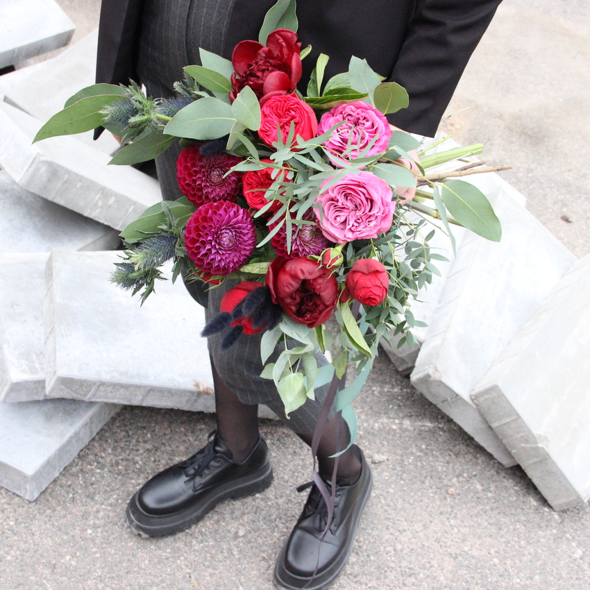 букет цветов георгины эрингиум