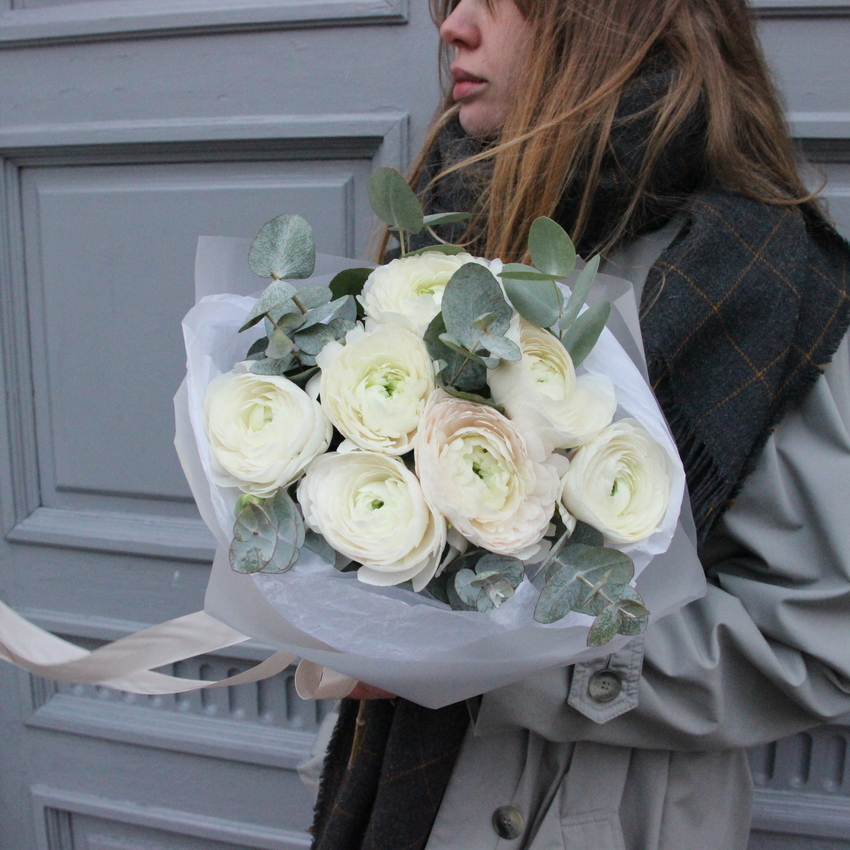 Букет белых ранункулюсов вид 1