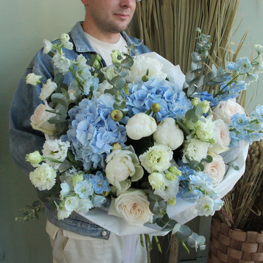 букет с гортензиями дельфиниумом и пионами вид 4