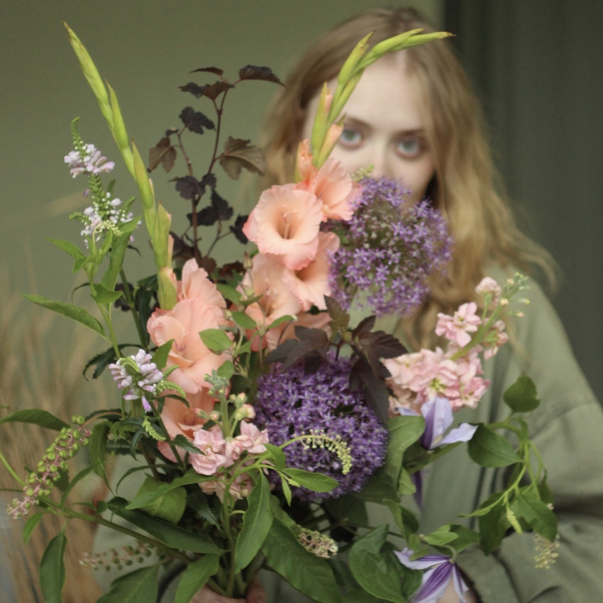 букет с гладиолусами и маттиолой вид 4