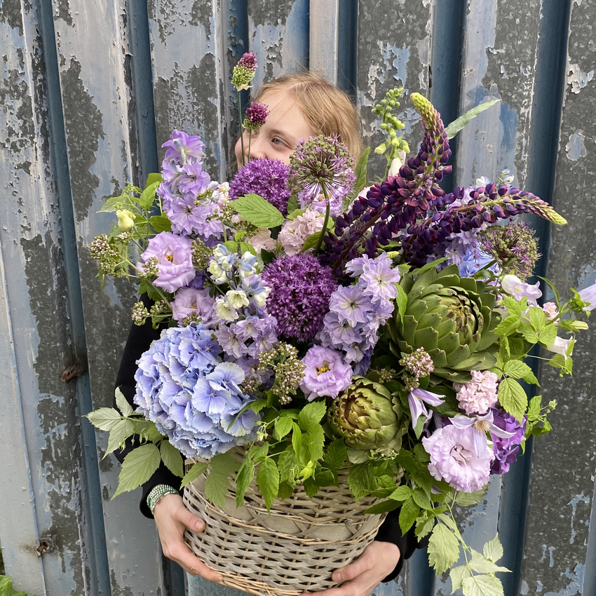 корзина с артишоками и дельфиниумом вид 4