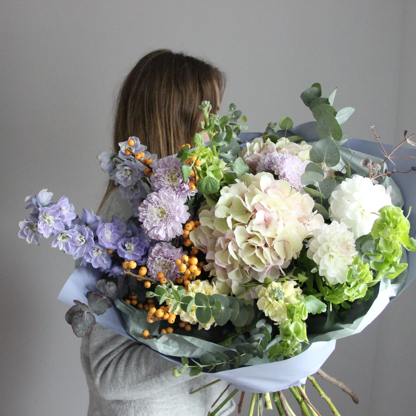 букет с дельфиниумом и астрами вид 4