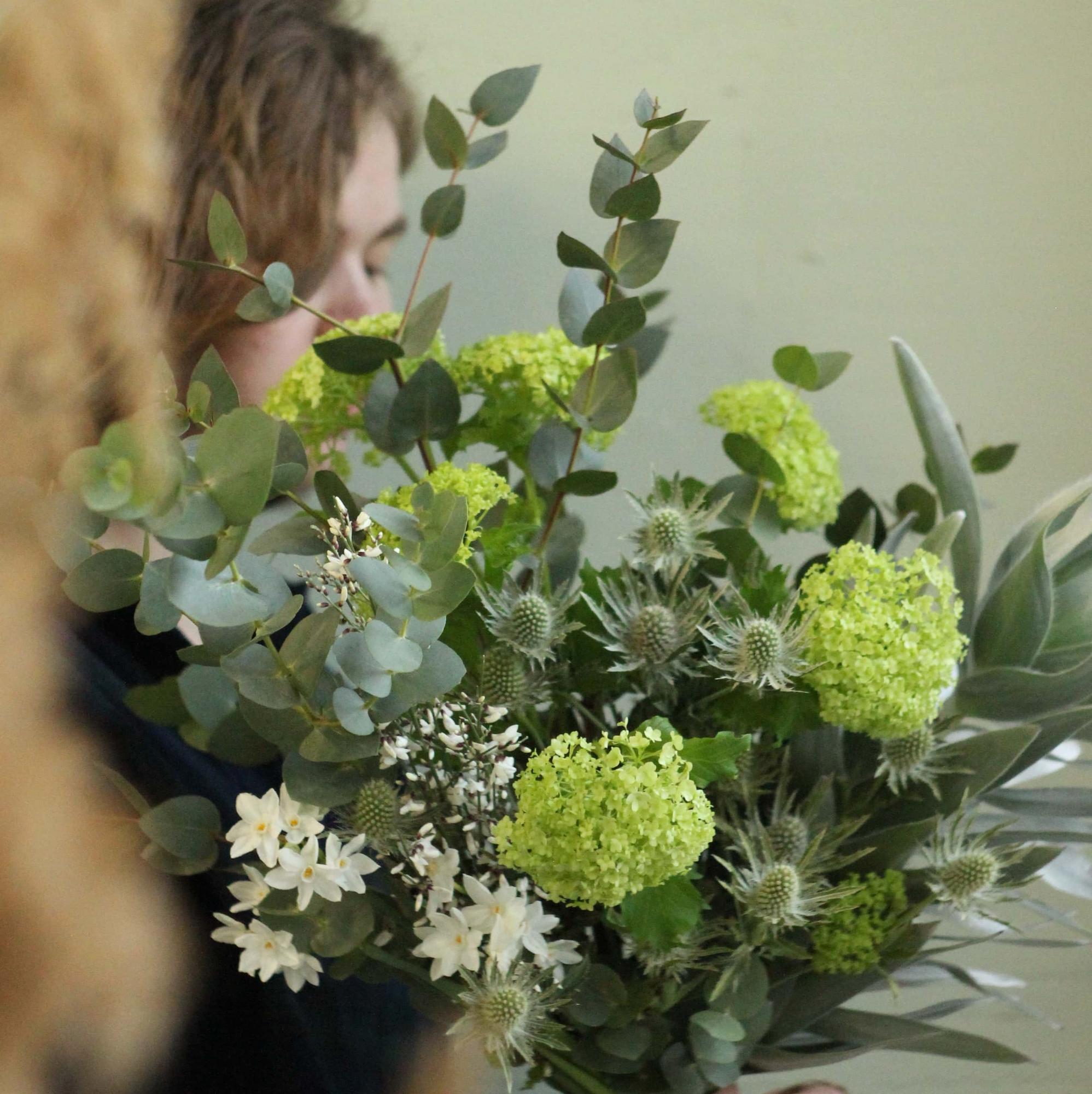 букет с колючками и вибурнумом вид 4