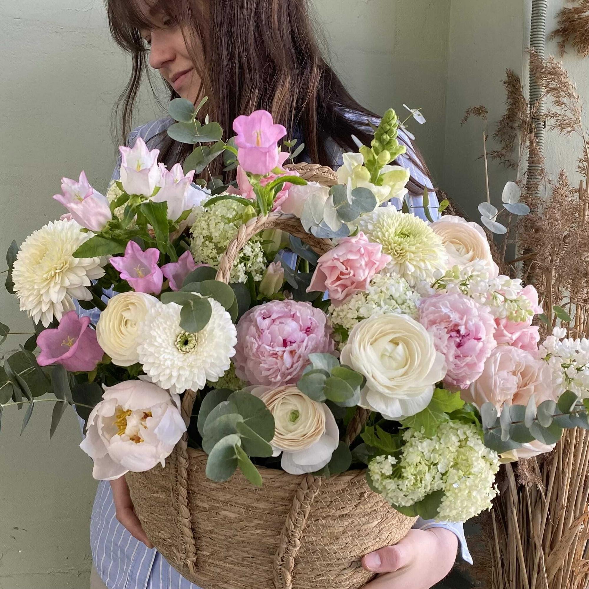 корзина с лютиками и колокольчиками вид 4