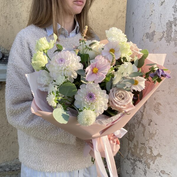 букет с георгинами и клематисом вид 4