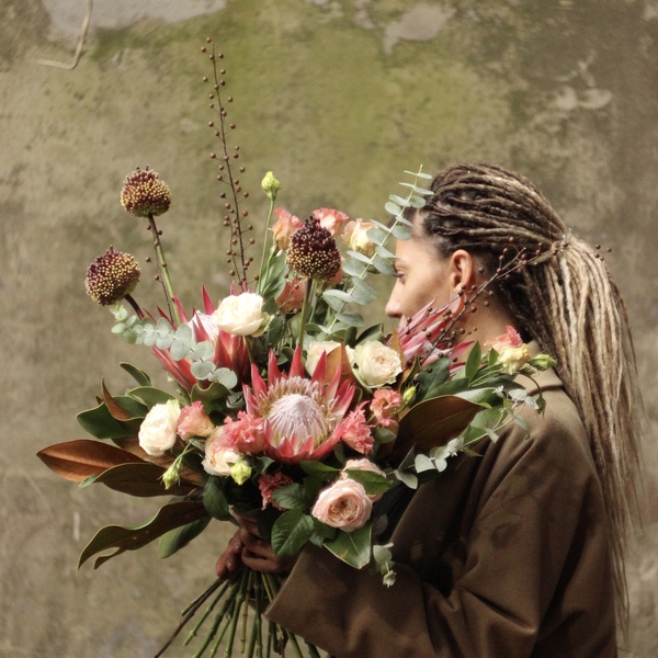 букет с протеями и луком вид 4