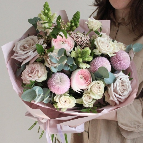 букет с ранункулюсами и хризантемами вид 4