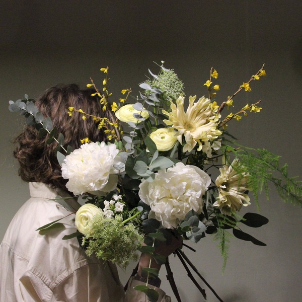 букет с пионами и форзицией вид 4