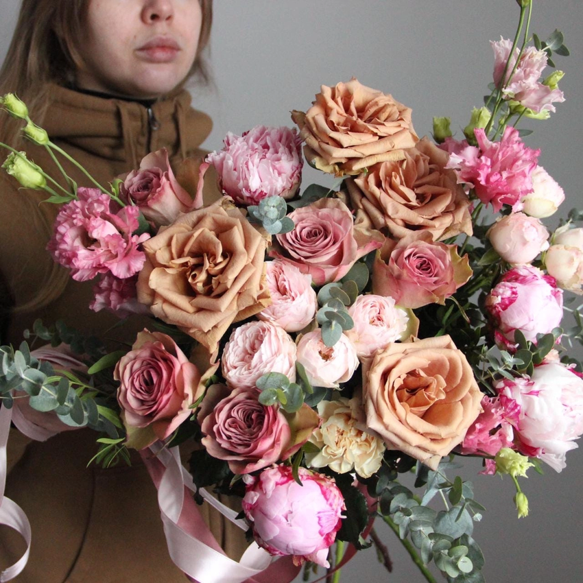 Букет цветов пионовидные розы и розовые пионы вид 1