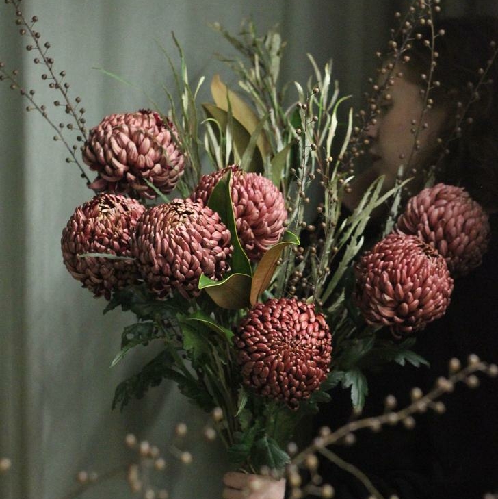 букет с хризантемами и гревиллеей вид 4