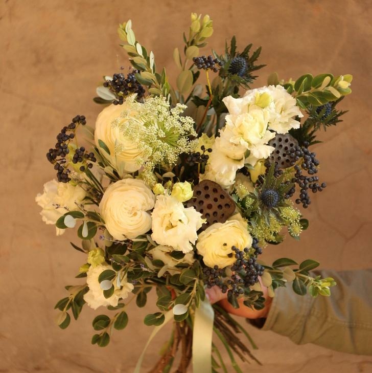 букет с лютиками и лизиантусом вид 4