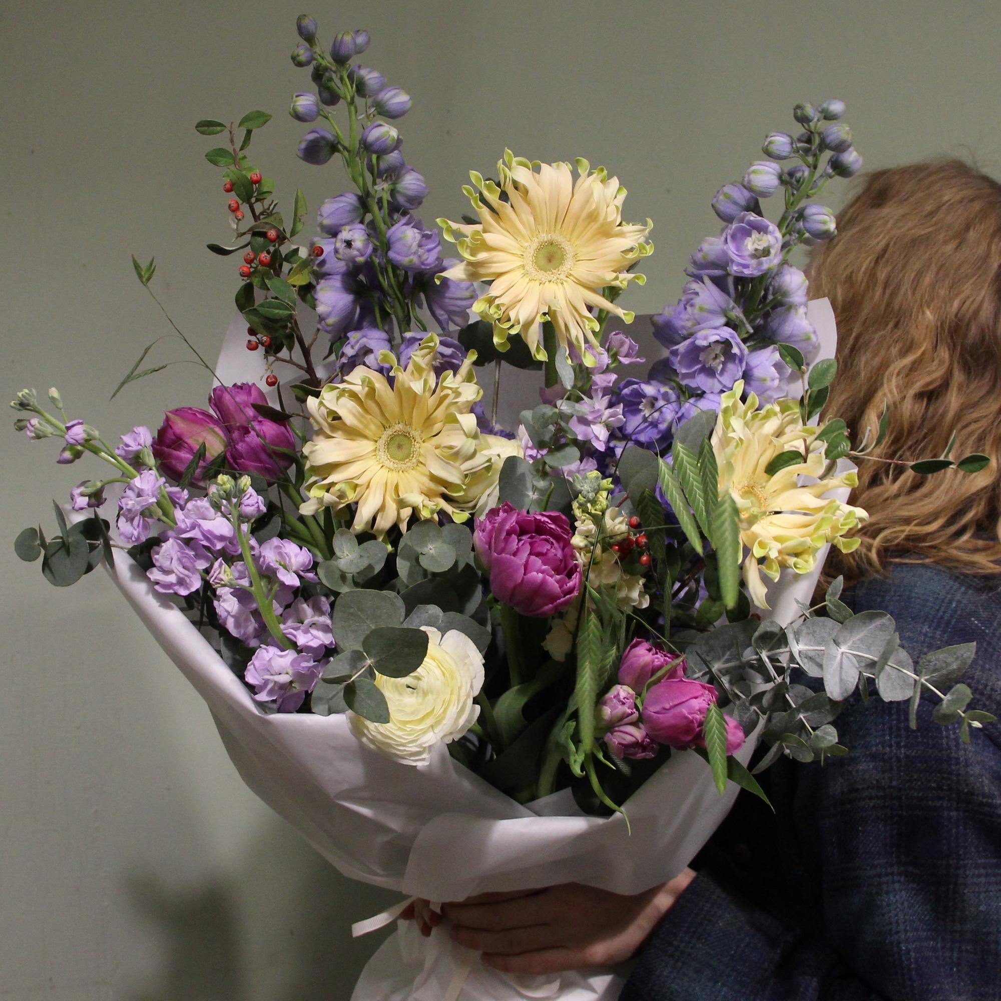 букет с герберами и дельфиниумом вид 4