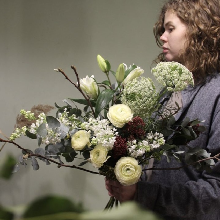 букет белые лилии и сирень sever вид 1