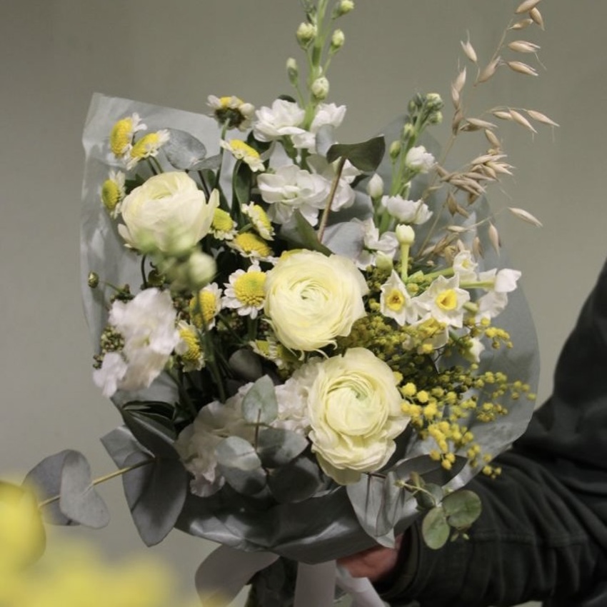 белый весенний букет с мимозой вид 1