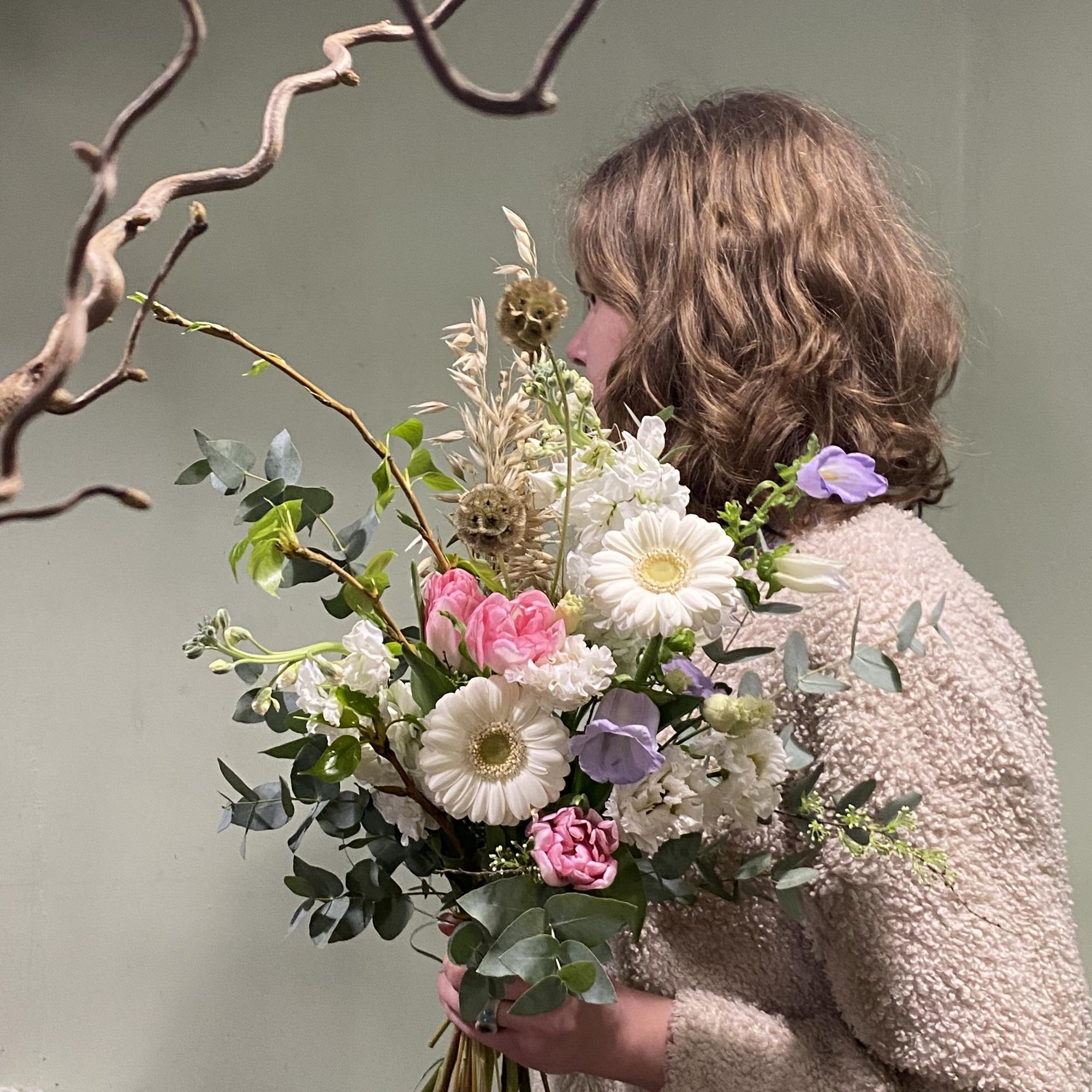 Букет с маттиолой и скабиозой вид 1