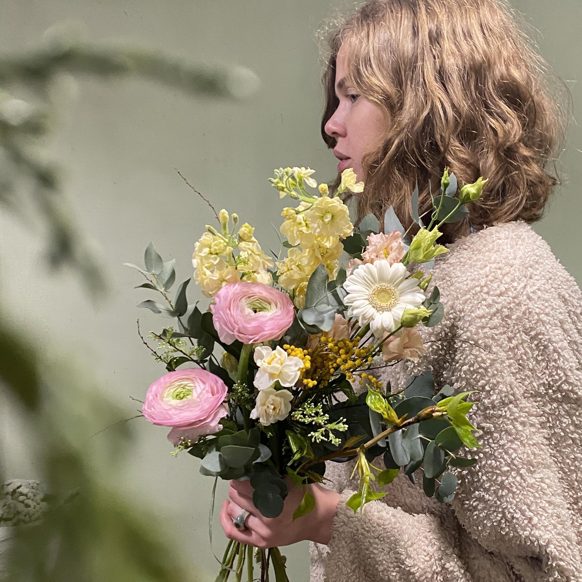 Букет с ранункулюсами, мимозой, герберой вид 1