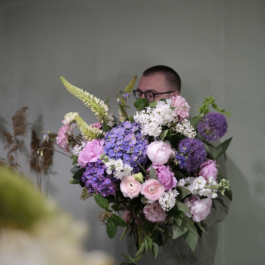 Гортензии, сирень, ранункулюсы и пионы