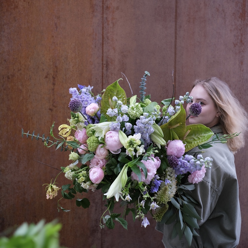 Букет с эремурусом, пионами, анутриумом и дельфиниумом вид 3