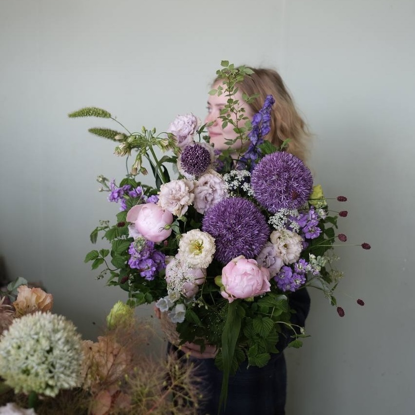 Корзина с пионами, маттиолой, луком и сетарией