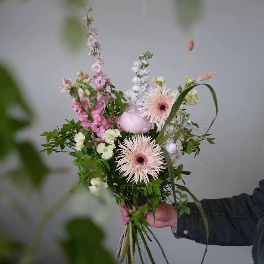 Букет цветов розовый герберы и пионы