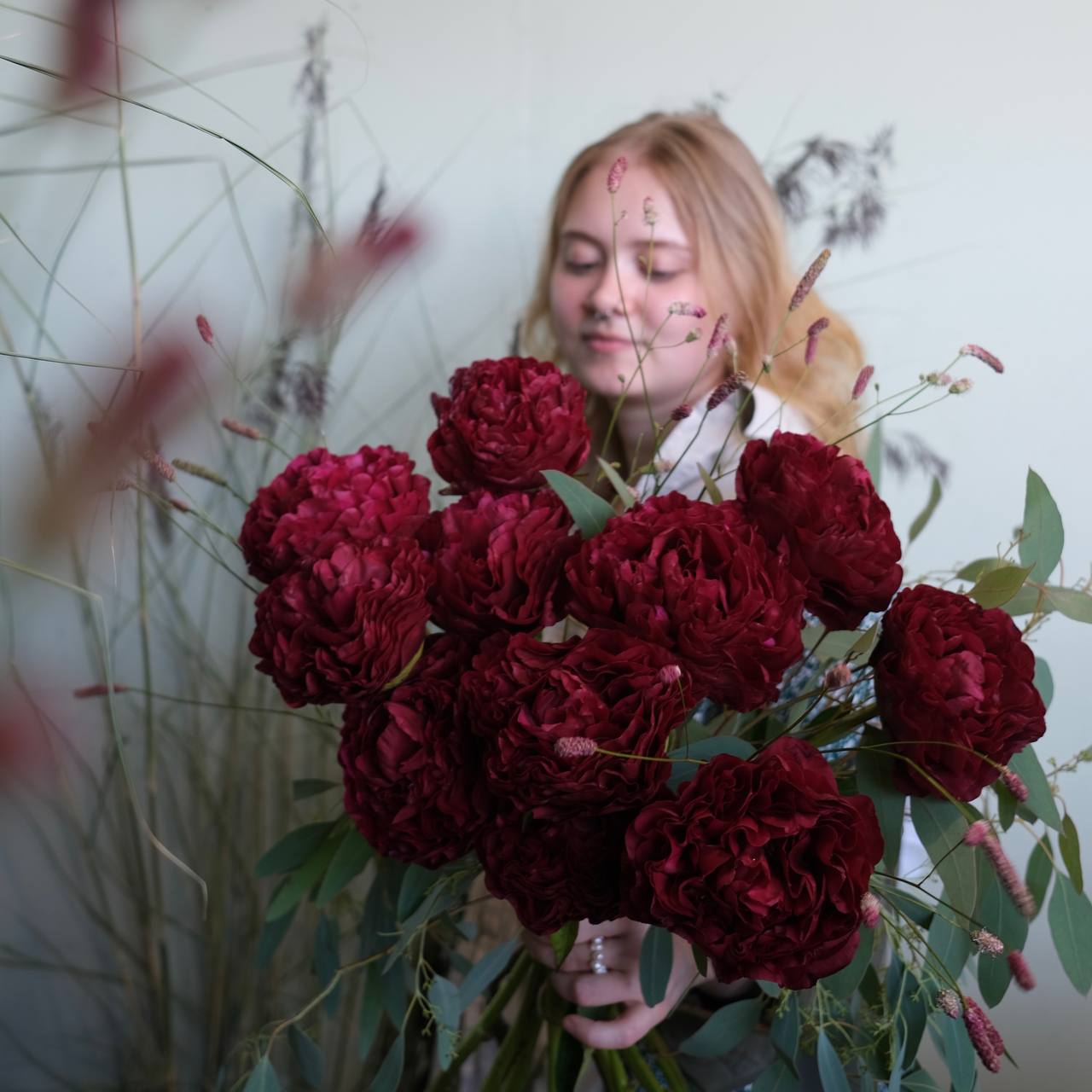 Красные пионы и эвкалипт букет