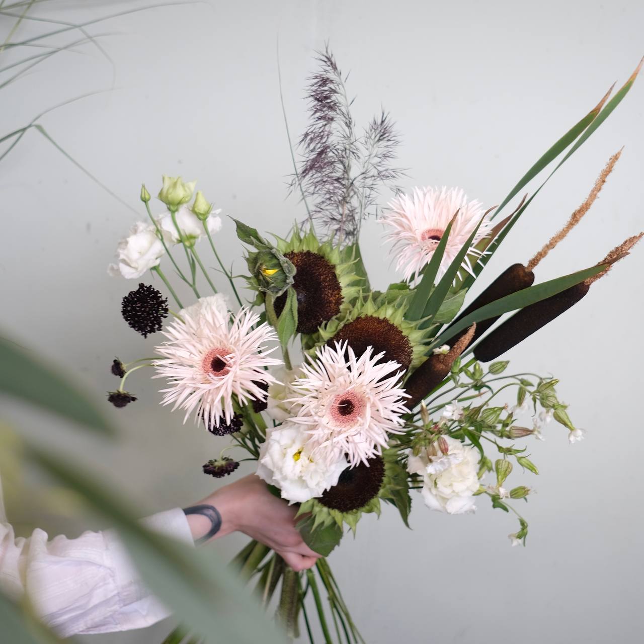 Букет с герберами скабиозой и гвоздиками