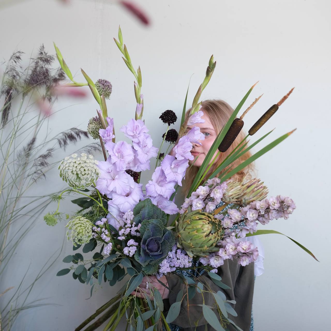 Сиреневый букет с дельфиниумом, гладиолусами, артишоками и капустой