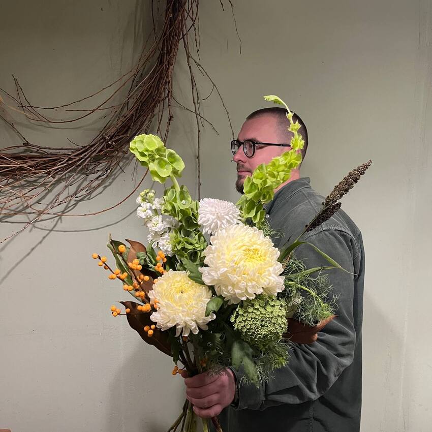 Хризантемы и маттиола белый букет вид 1