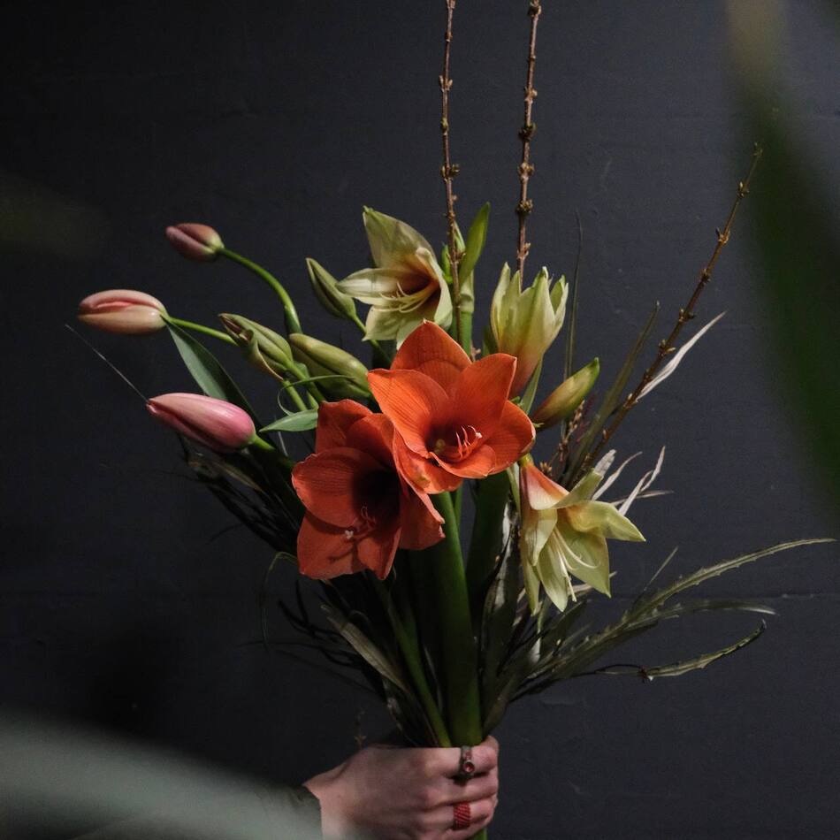 Амариллисы оранжевые букет вид 4