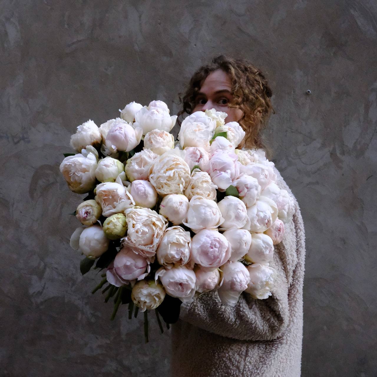 Большой букет с белыми пионами вид 4