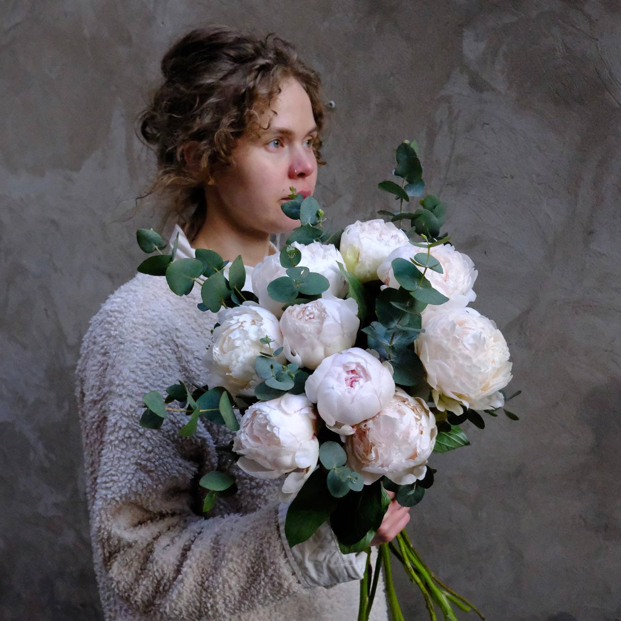 Пионы белые с ветками эвкалипта