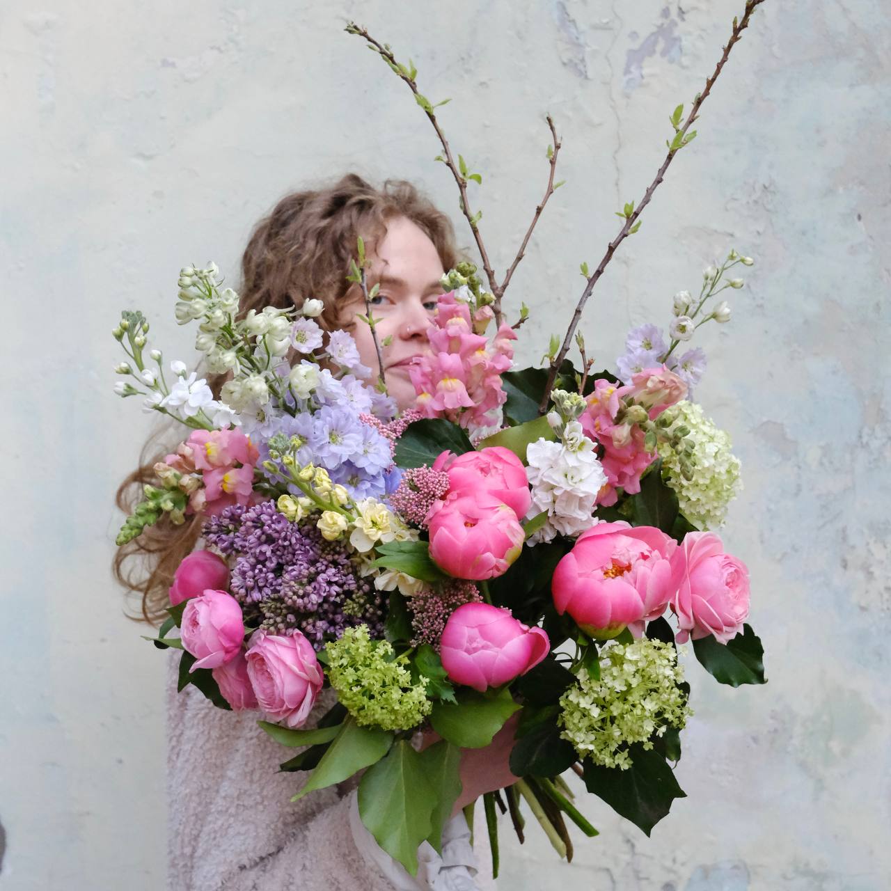 Букет с розами сильва пинк и пионами