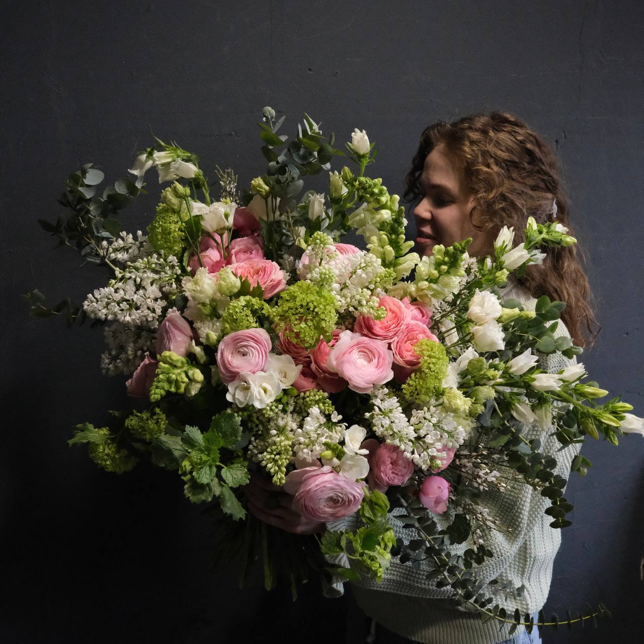 Букет с лютиками, колокольчиками и сиренью