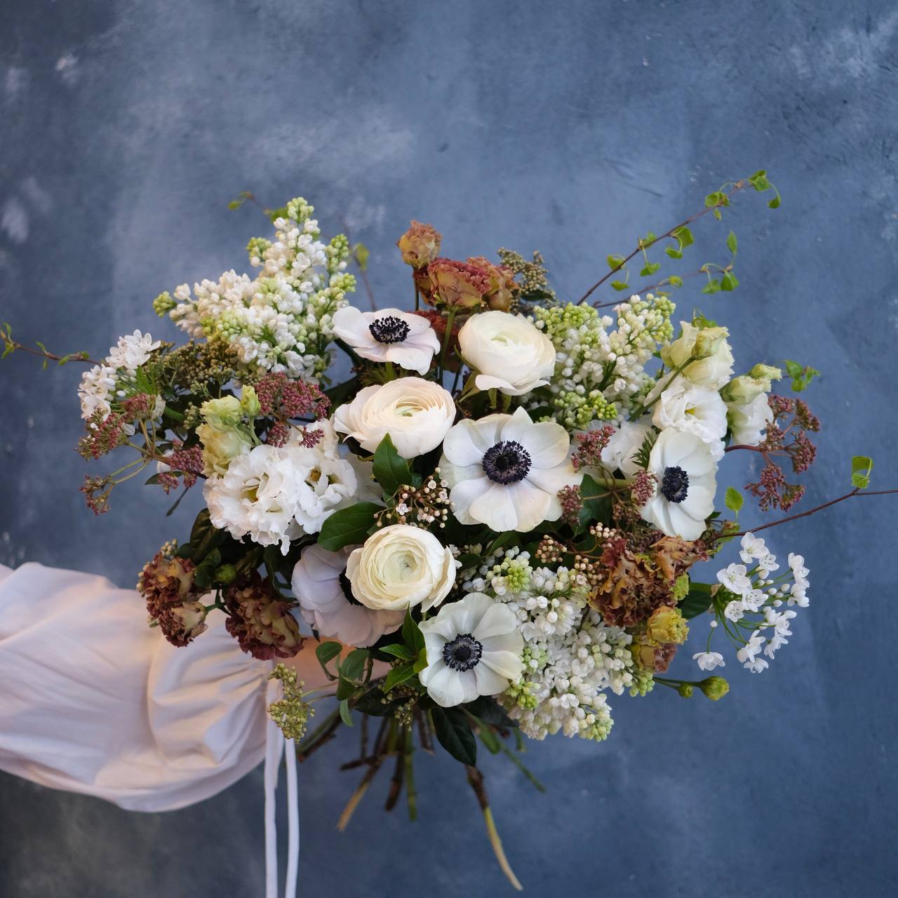 Букет с лютиками белой сиренью белыми анемонами