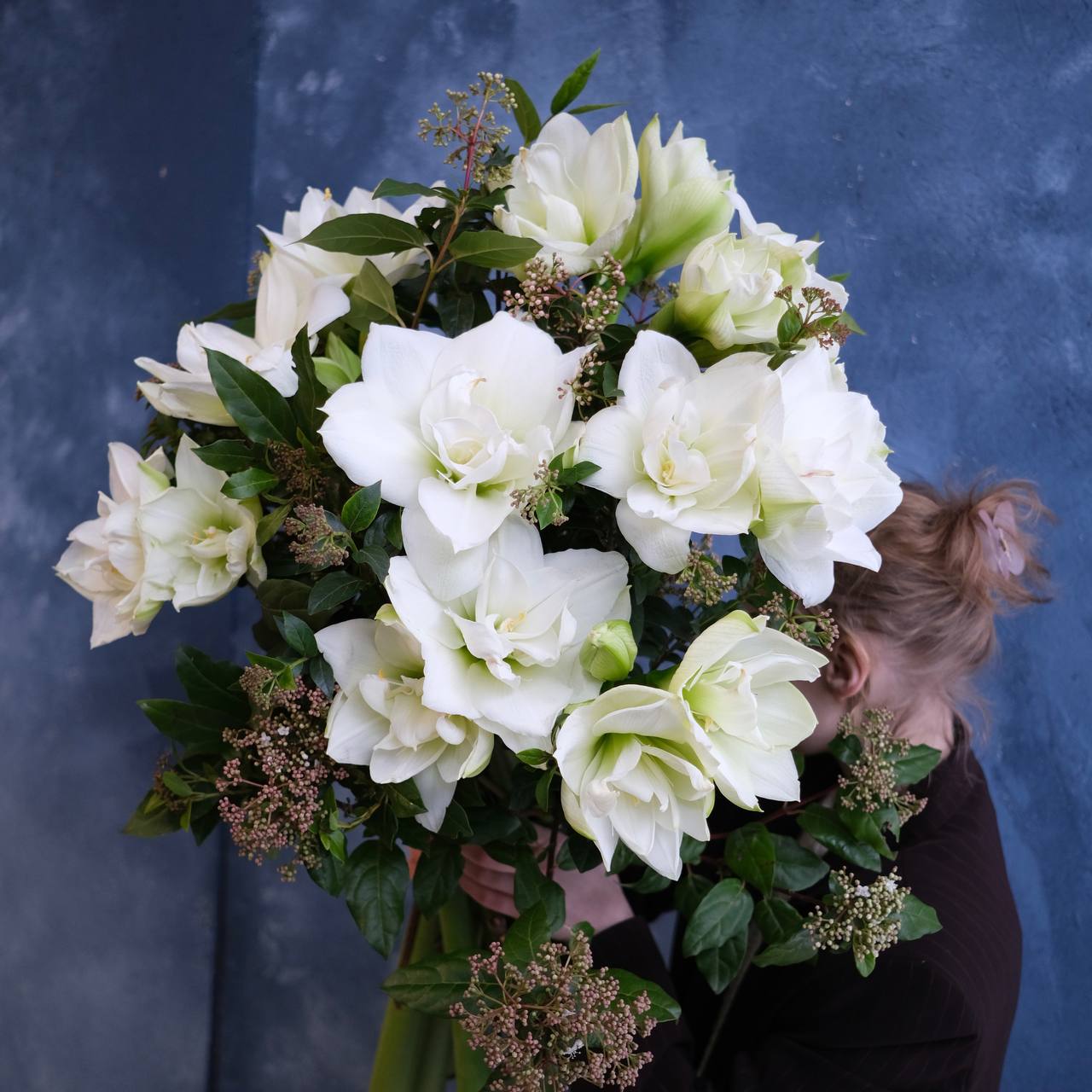 Букет с амариллисами и цветущими ветвями