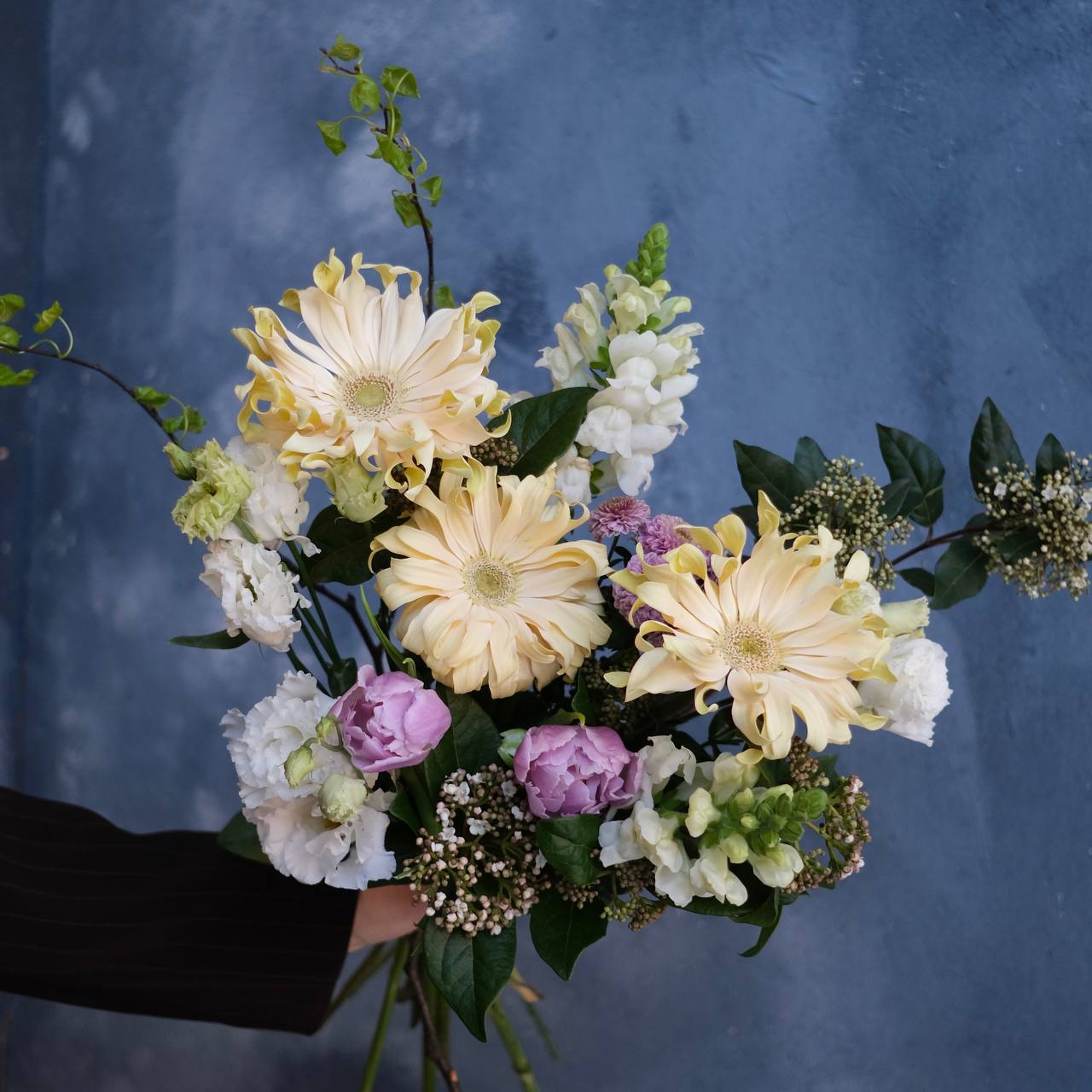 Кудрявые герберы, львиный зев и ветви